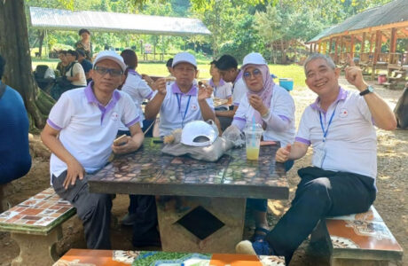 Serunya Wisata Daerah Van Vieng: Para Peserta RLF Laos Menikmati Keindahan Blue Lagoon