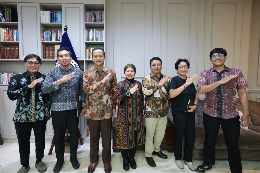 Menteri Transmigrasi Muh Iftitah Suryanagara berfoto bersama Ketua Umum DPP KAPPIJA21 Dr. Sjahriati Rochmah