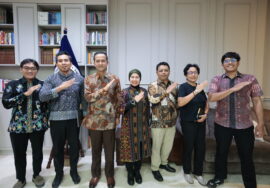 Menteri Transmigrasi Muh Iftitah Suryanagara berfoto bersama Ketua Umum DPP KAPPIJA21 Dr. Sjahriati Rochmah