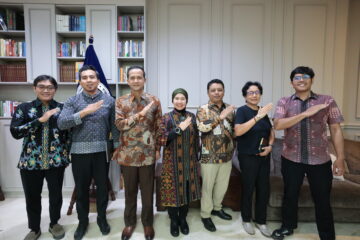 Menteri Transmigrasi Muh Iftitah Suryanagara berfoto bersama Ketua Umum DPP KAPPIJA21 Dr. Sjahriati Rochmah