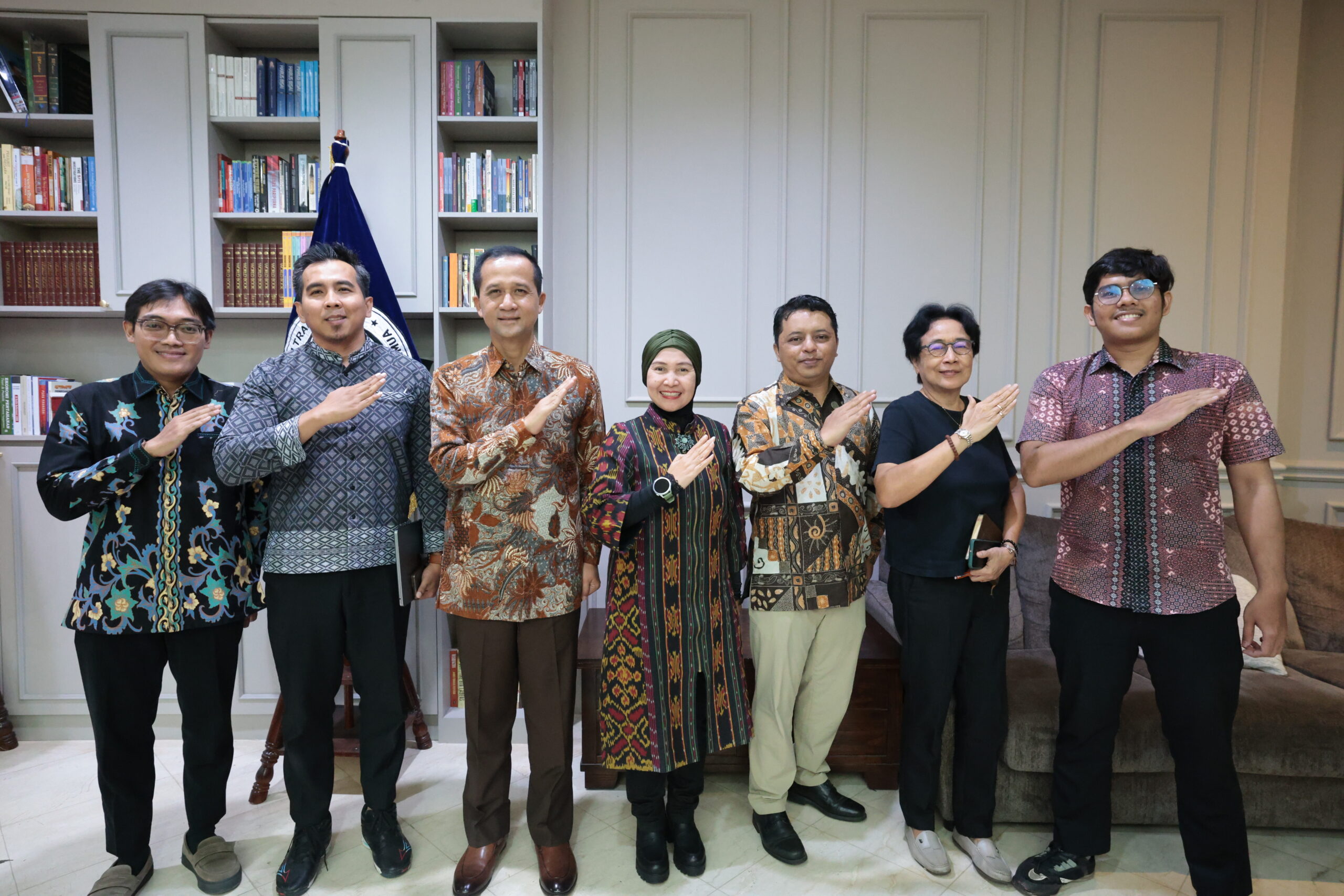 Menteri Transmigrasi Muh Iftitah Suryanagara berfoto bersama Ketua Umum DPP KAPPIJA21 Dr. Sjahriati Rochmah