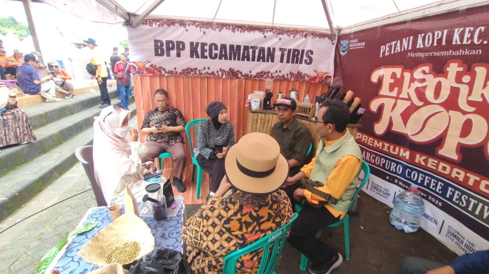 Perwakilan Kappija21 berdiskusi mengenai kolaborasi promosi Kopi Nangka Probolinggo untuk diperkenalkan kepada peserta forum RLF dan NLF.