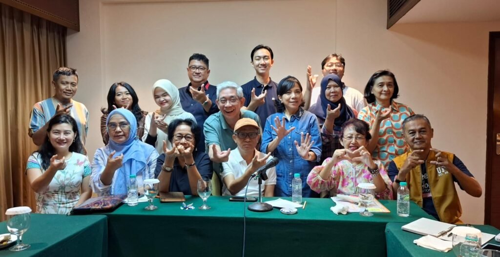 Foto bersama peserta akhir rapat Kappija21 membentuk simbol tangan “U” sebagai logo RLF 2025 yang bermakna United atau persatuan.