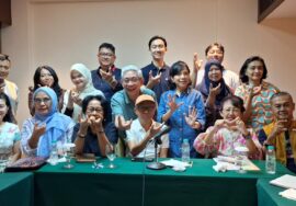 Foto bersama peserta akhir rapat Kappija21 membentuk simbol tangan “U” sebagai logo RLF 2025 yang bermakna United atau persatuan.