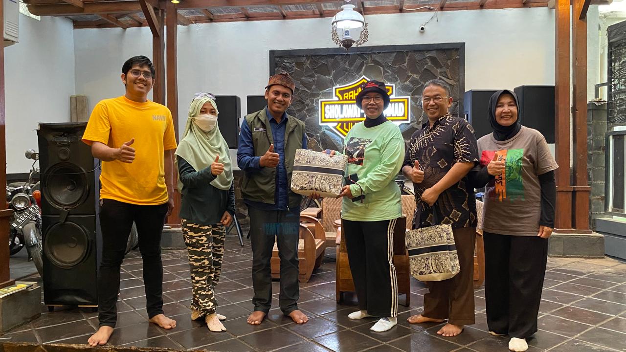 Presiden Kappija21 menyerahkan kenang-kenangan dan ucapan penghargaan kepada Bapak Lutfi (TP2D), staf Bupati Probolinggo, sebagai simbol mempererat silaturahmi dan kerja sama di masa depan.