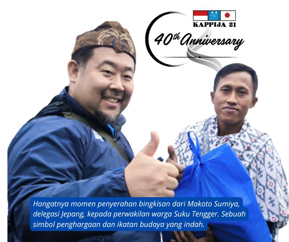 Hangatnya momen penyerahan bingkisan dari Makoto Sumiya, delegasi Jepang, kepada perwakilan warga Suku Tengger. Sebuah simbol penghargaan dan ikatan budaya yang indah.