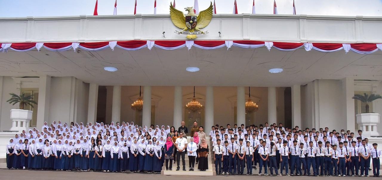 Dr. Sjahriati Rochmah, Presiden KAPPIJA 21, sedang memberikan paparan materi Tata Kerja Pemerintah dan Bernegara kepada para pelajar dalam program ISTURA di Aula Hoegeng, Sekretariat Kabinet.