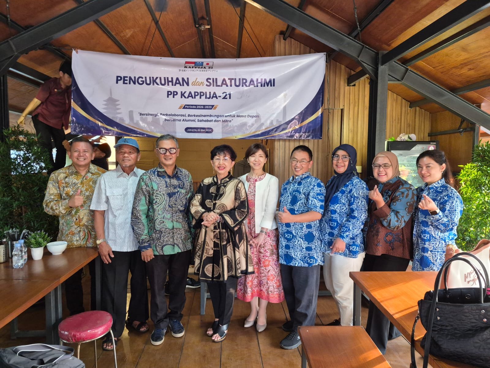 Pembina bersama jajaran Pengurus Pusat Kappija21 periode 2026–2029 berfoto usai pengukuhan di Jakarta, menegaskan komitmen memperkuat kolaborasi, kepedulian sosial, dan hubungan Indonesia–Jepang.