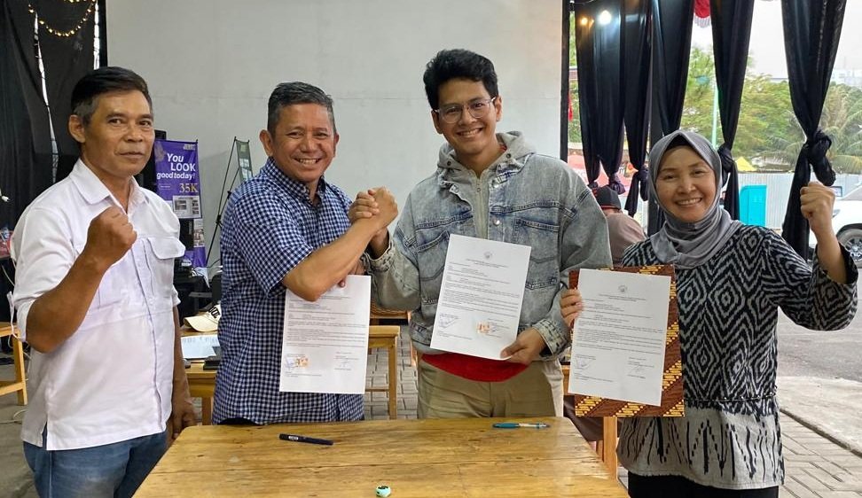 Yudil Chatim: Diplomat, Pendidik, Pembangun Generasi Yudil Chatim bersama Rafi usai penandatanganan SPPH persiapan IYLA