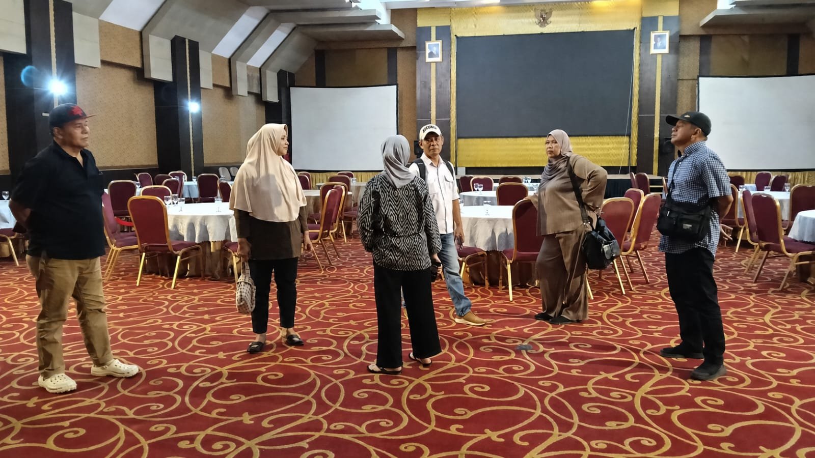 Panitia meninjau ballroom hotel