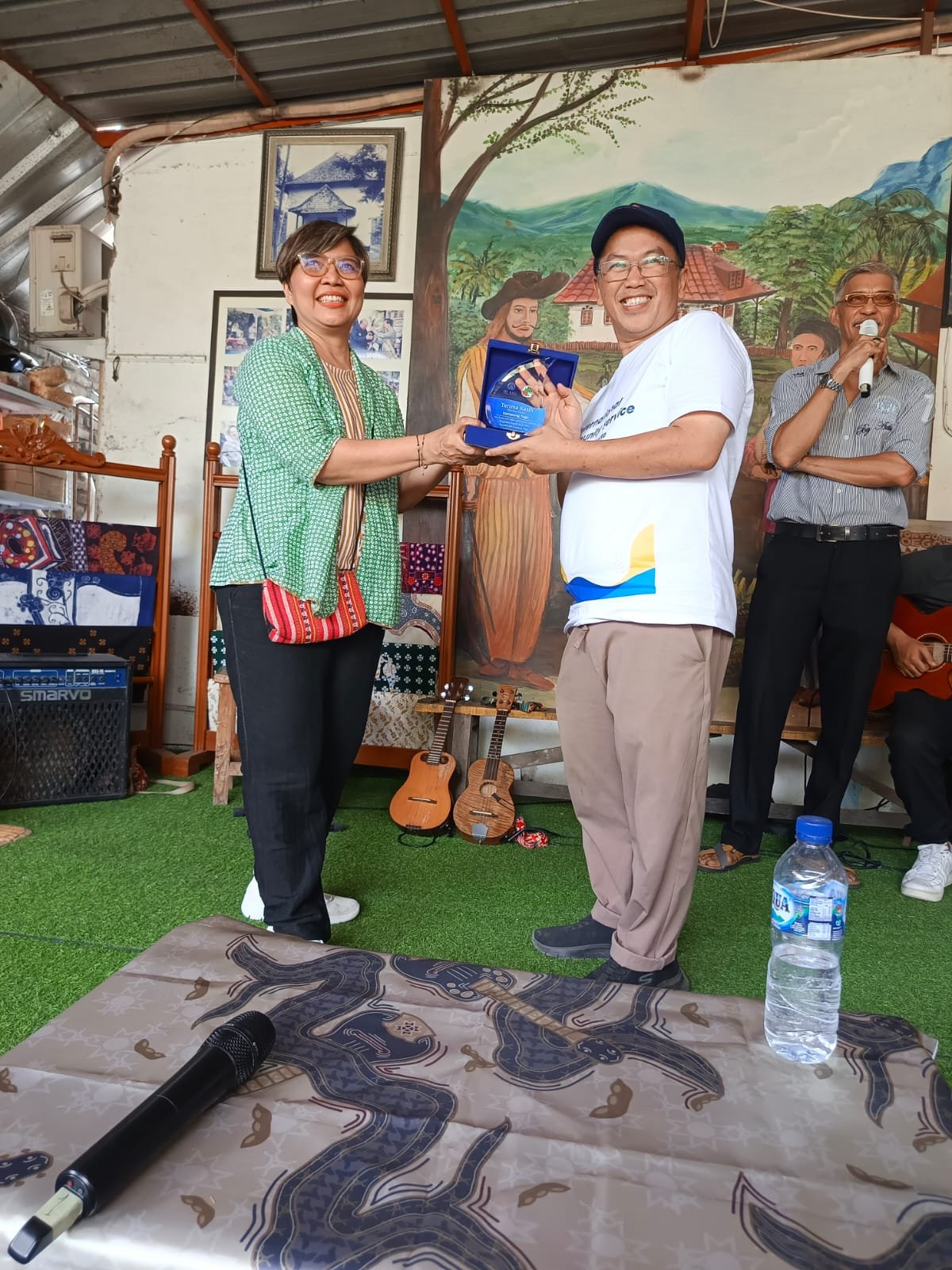 KAPPIJA21 dan PAGE Gelar “41 Mata Air” di Jakarta Utara Penyerahan plakat oleh Imam Nuraryo kepada Lisa Michels