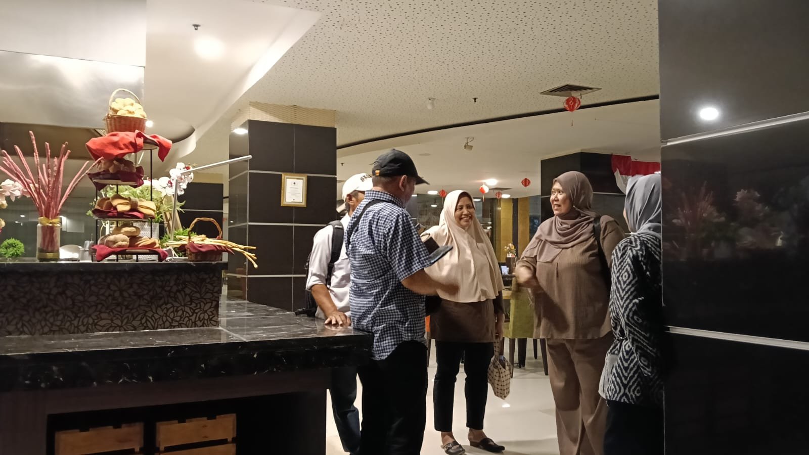 Meninjau area restoran hotel
