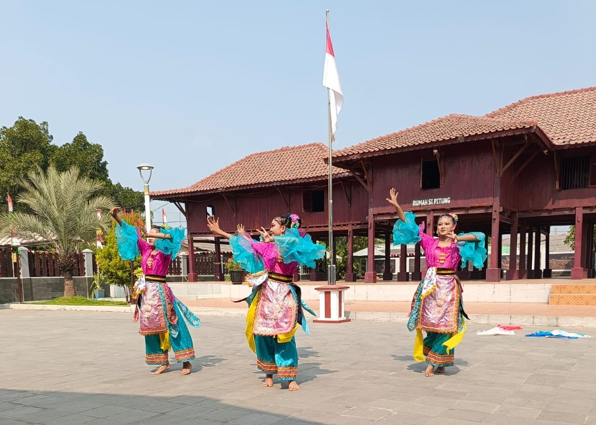 KAPPIJA21 dan PAGE Gelar “41 Mata Air” di Jakarta Utara Tarian Betawi yang disajikan anak-anak remaja di Marunda