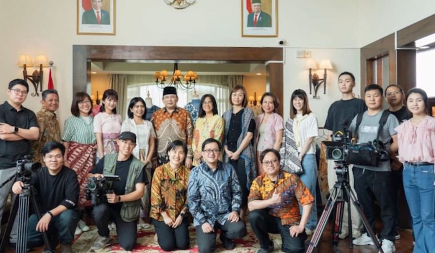 Yudil Chatim: Diplomat, Pendidik, Pembangun Generasi Bersama tim KBRI dan diaspora