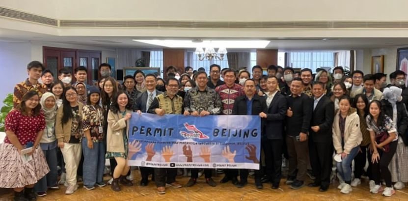 Yudil Chatim: Diplomat, Pendidik, Pembangun Generasi Bang Yudil bersama mahasiswa PERMIT Beijing